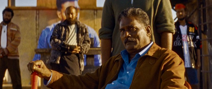 Patriarche, mafieux, Little Jaffna, Little Jaffna avis, critique, chronique, Jaffna, Sri Lanka, Lawrence Valin, Tigres tamouls, Tigres noirs, guerre civile Sri Lanka, tamoul, tamil, cinéma tamoul, cinéma français, film sur le Sri Lanka, film français, Cingalais, exil, communauté tamoule, Inde, quartier indien, Paris La Chapelle, Puviraj Raveendran, Vela Ramamoorthy, Radikaa Sarathkumar, Marilou Aussiloux, Kawsie Chandra, Sajinthan Santhiran, Tamil Eelam, Tamouls sri lankais, LTTE,