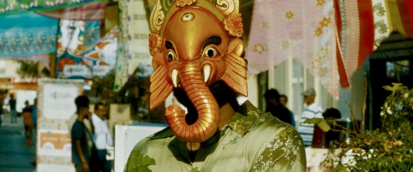 Ganesh, Little Jaffna, Little Jaffna avis, critique, chronique, Jaffna, Sri Lanka, Lawrence Valin, Tigres tamouls, Tigres noirs, guerre civile Sri Lanka, tamoul, tamil, cinéma tamoul, cinéma français, film sur le Sri Lanka, film français, Cingalais, exil, communauté tamoule, Inde, quartier indien, Paris La Chapelle, Puviraj Raveendran, Vela Ramamoorthy, Radikaa Sarathkumar, Marilou Aussiloux, Kawsie Chandra, Sajinthan Santhiran, Tamil Eelam, Tamouls sri lankais, LTTE,